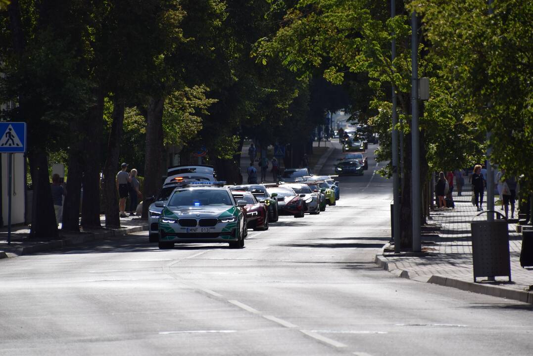 „Aurum 1006 km lenktynių“ automobilių parado akimirkos
