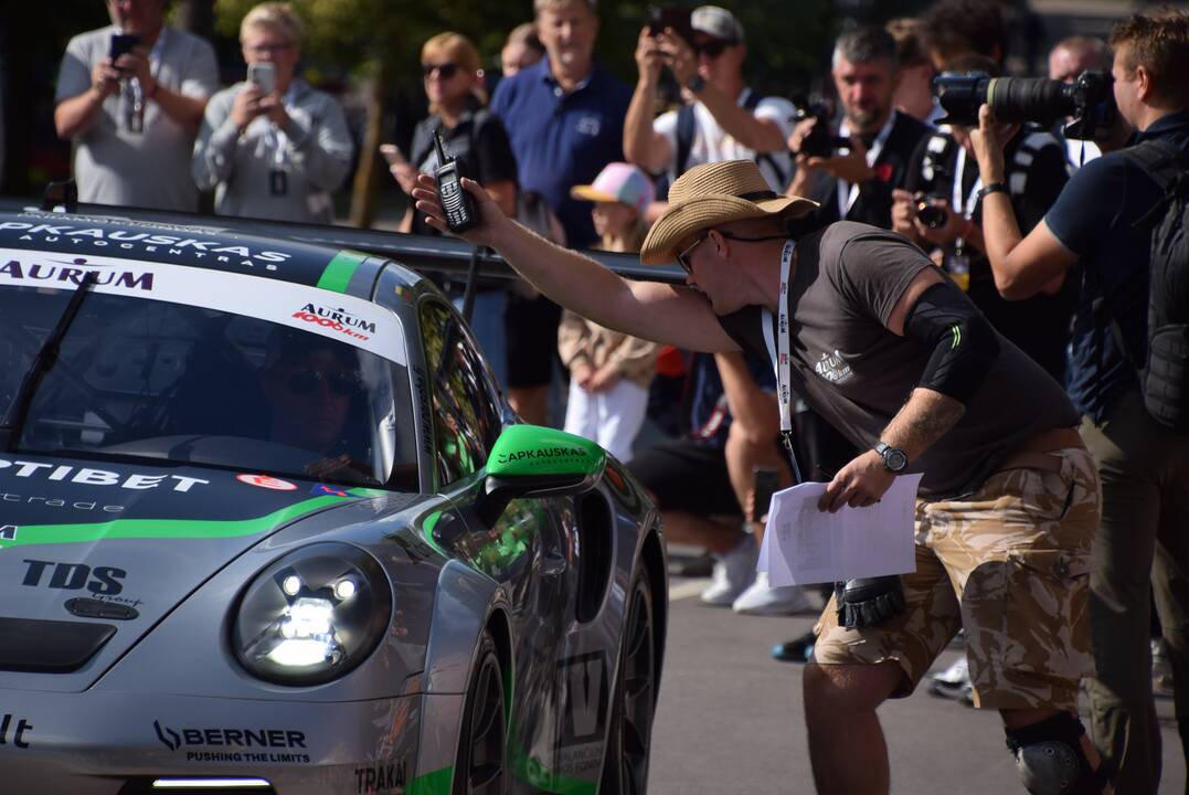 „Aurum 1006 km lenktynių“ automobilių parado akimirkos