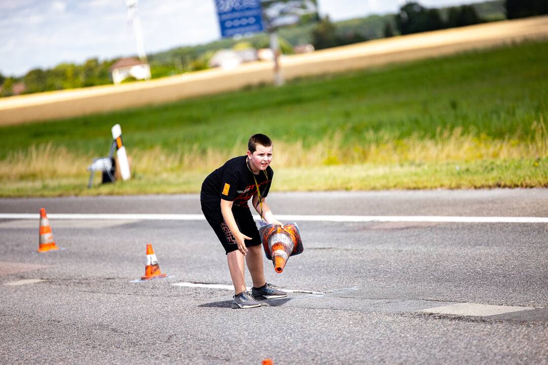 Žiūrovai laiko slalomo egzaminą