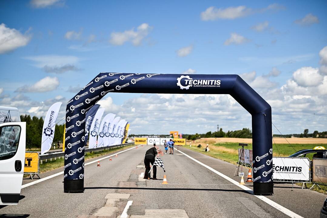 Žiūrovai laiko slalomo egzaminą