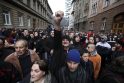 Pramoniniame Tuzlos mieste šalies šiaurės rytuose praėjusią savaitę prasidėję protestai greitai išplito į kitus miestus ir virto riaušėmis.