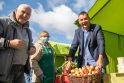 Įpročiai: pasak M. Maciulevičiaus (dešinėje), pirkėjams patogu, kad mobiliuosius ūkininkų turgelius jie gali rasti konkrečiose vietose.