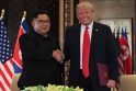 Donaldas Trumpas (dešinėje) ir Kim Jong Unas (kairėje)