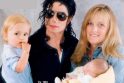 muzikos karalius Michael Jackson paskelbė, kad jis ir jo draugė Debbie Rowe laukiasi naujagimio