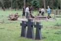 Talka: savanoriai tvarkė audros nuniokotas Vokiečių karių kapines.