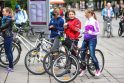 Pavojai: Lietuvoje dar nėra įprasta važiuojantiesiems dviračiu dėvėti apsaugas bei šalmą.