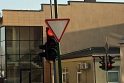 Eismas: miestą prižiūrintys darbininkai taip pakabino kelio ženklą, kad šviesoforo signalus įmanoma pamatyti tik privažiavus prie pat sankryžos.