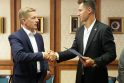 Įgyvendino: ketinimų protokolą pasirašė Klaipėdos meras A. Vaitkus (kairėje) ir asociacijos „Hockey Lietuva“ prezidentas D. Zubrus.