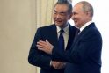 Wang Yi ir Vladimiras Putinas