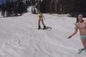 „The Sun“ šokiravo 30 laipsnių šaltyje slidinėjusios pusnuogės rusės