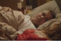 G. Clooney naujoje reklamoje užklumpamas su draugo žmona