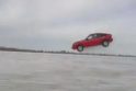  Linksmybės Rusnėje: „pasiskraidymai“ automobiliu ant ledo