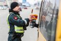Kauno kelių policininkai vairuotojus ne baudė, bet apdovanojo
