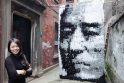 Kinijos menininkė portretą sukūrė iš 750 porų kojinių