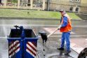 Darbai: įmonės „Klaipėdos vanduo“ darbuotojai lietaus kanalizacijos tinklus valė ir lyjant.