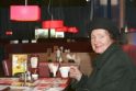 Užsisvajojo: po ilgos pertraukos į kavinę užsukusi 81 metų Irena prisipažino mintimis sugrįžusi į jaunystę.
