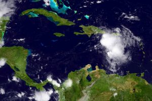 Floridoje paskelbta nepaprastoji padėtis – artėja atogrąžų audra „Erika“