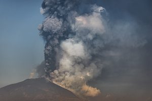 Etnos ugnikalnis sproginėja jau tris savaites