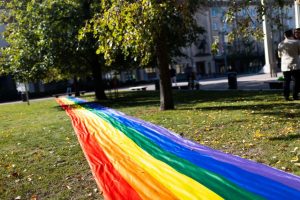 LGBTQ renginys prie Seimo: policija tiria skundus dėl vėliavos išniekinimo ir pareigūnų veiksmų