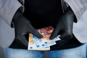 Sukčiai iš dviejų žmonių išviliojo 31 tūkst. eurų