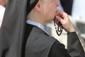 Katalikų vienuolių nuodėmės kyla į dienos šviesą: pelnėsi iš bejėgių merginų