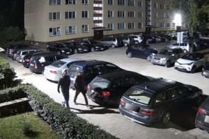 Alytaus policija prašo gyventojų pagalbos: gal matėte šiuos vyrus?