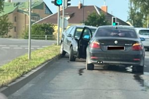 Vilniuje susidūrė BMW ir „Škoda“: vienas vairuotojas galimai apsvaigęs