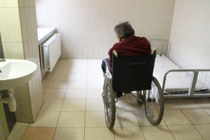 Nelaimė Šiauliuose: ligoninėje perkeliamas iš ratukų į lovą susižalojo 89-erių senolis