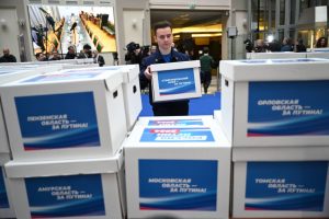 V. Putino kampanija pristatė dešimtis dėžių su peticijomis už jo dalyvavimą rinkimuose