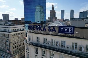 Naujoji lenkų valdžia paskelbė atleidžianti visuomeninių žiniasklaidos priemonių vadovybę