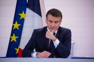 E. Macronas žada apsilankyti Ukrainoje ir perduoti jai dešimtis tolimojo nuotolio raketų