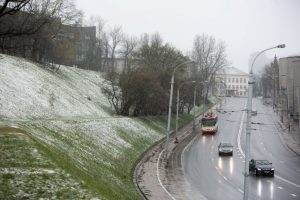 Kelininkai įspėja: šiaurės Lietuvoje keliai daug kur šlapi, naktį numatomas snygis