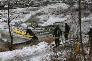 Gelbėjimo operacija Rokiškio rajone: ugniagesiai ištraukė tvenkinyje įlūžusį vyrą