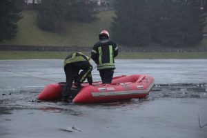 Ugniagesiai iš tvenkinio Telšių rajone ištraukė žmogaus kūną