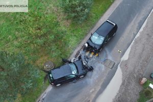 Panevėžyje susidūrė du automobiliai, vairuotojai išvežti į ligoninę