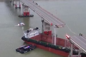 Laivas rėžėsi į tiltą: aukų išvengti nepavyko