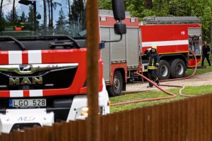 Kauno rajone užsidegė kotedžas: išgelbėti trys žmonės, tarp kurių – vaikas