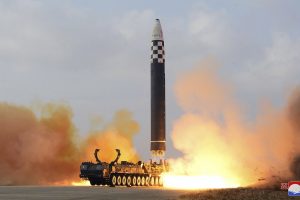 Šiaurės Korėjos lyderio sesuo įspėja JAV neperimti bandomų raketų