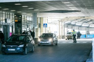 Vilniaus oro uoste uždaromas automobilių sustojimo kelias prie išvykimo terminalo