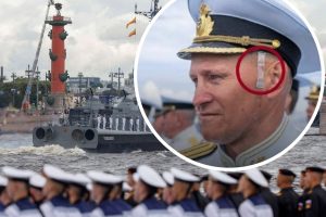 Jūrų laivyno dieną Rusijoje – kuriozas: kapitonas atvyko pasipuošęs moterišku apatiniu trikotažu