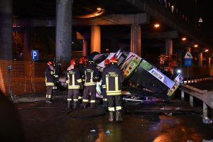 Nuo Venecijos tilto nukritus ir užsidegus autobusui žuvo mažiausiai 21 žmogus