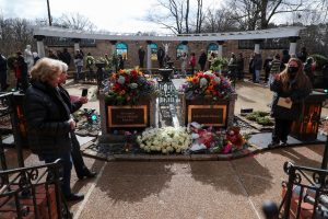 E. Presley dukra Lisa Marie buvo palaidota legendinėje šeimos viloje „Graceland“