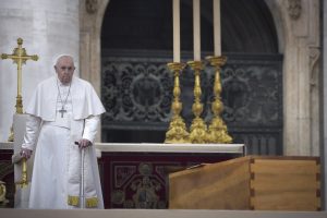 Benedikto XVI sekretorius išleido memuarus, atskleidžiančius įtampą tarp dviejų popiežių