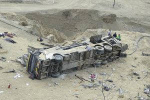 Nelaimė Peru: nuo uolos nukrito autobusas, žuvo mažiausiai 25 žmonės