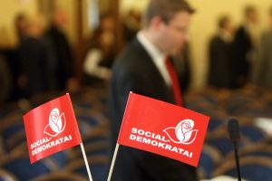 Populiariausia partija išlieka opoziciniai socialdemokratai