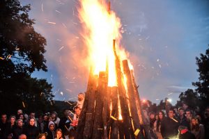 Nerami Joninių naktis: gesinti padangų laužai, gelbėti apdegę žmonės