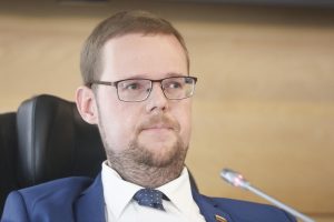 J. Džiugelis siūlo visus parlamento posėdžius versti į gestų kalbą