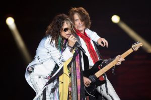 Per koncertą susmukęs „Aerosmith“ gitaristas J. Perry sveiksta