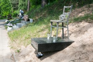 Po trejų metų V. Šapranausko kapą papuošė išskirtinis paminklas