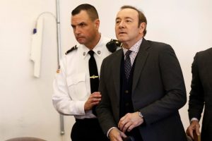 K. Spacey nepripažino kaltės pagal JK pareikštus kaltinimus lytine prievarta